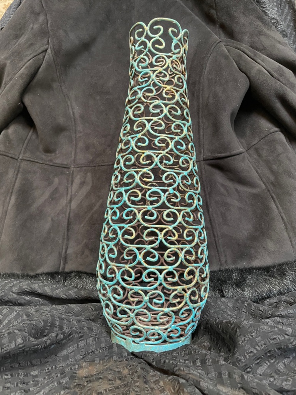 🌹Turquoise & Gold finish Scrollwork Metal Iron Decorative Vase - Picture 3 of 8